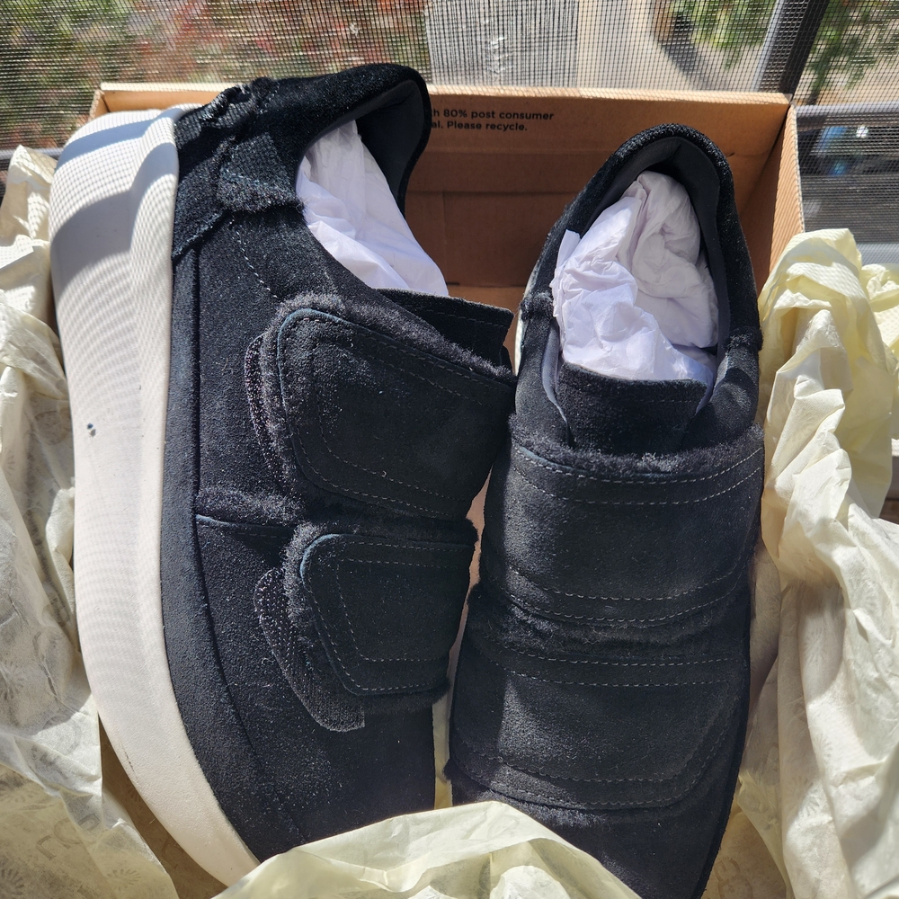 UGG Black Platform Shoes - Picture 2 of 4